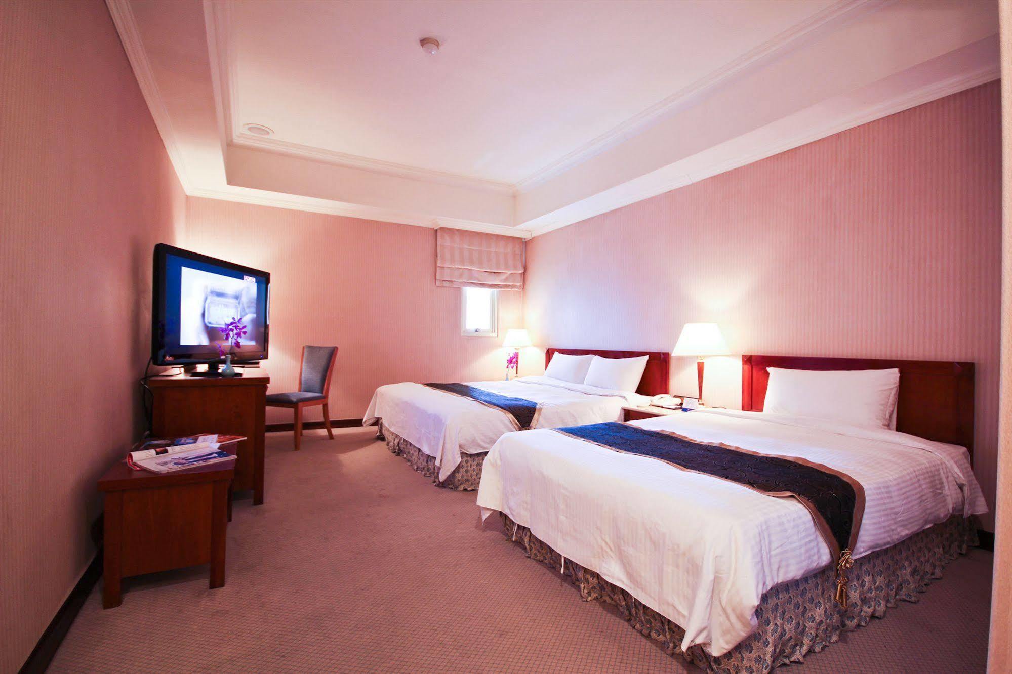 แกรนด์ บอส โฮเต็ล Hotel Yilan ภายนอก รูปภาพ